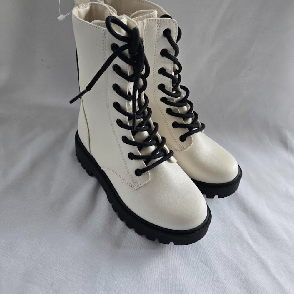 Art Class Khari Lace-Up Combat Boots - White - Girls size 1 - New with box
